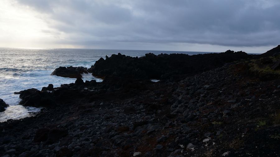 Costa de basalto negro no Atlântico