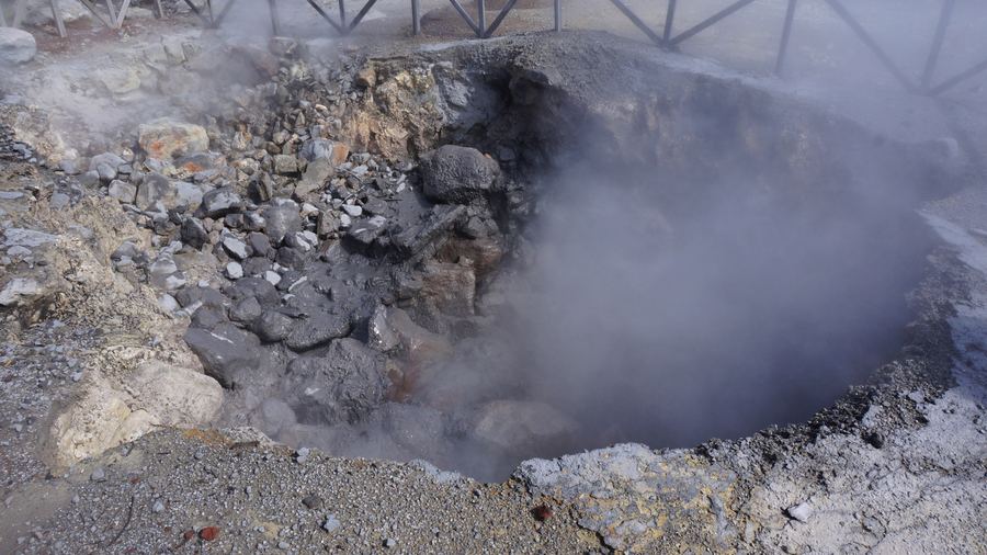 Fumarola e pedra vulcânica nas Furnas