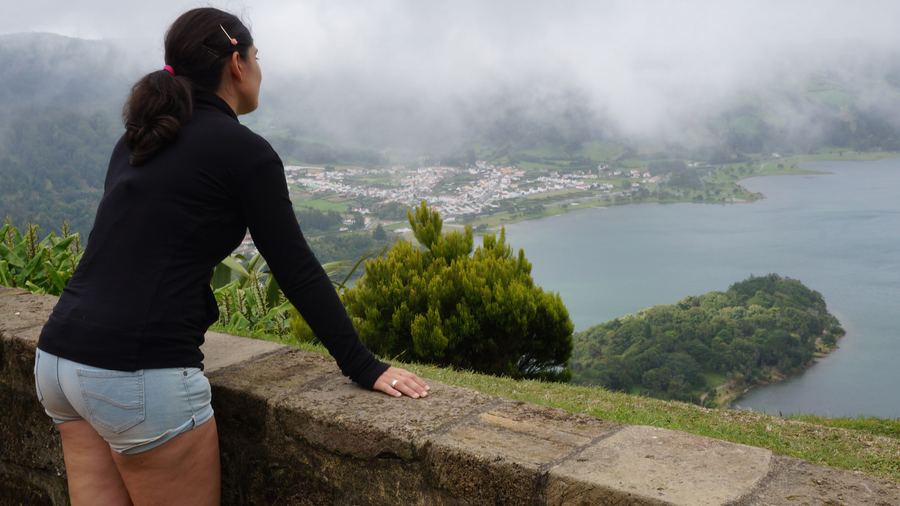 Visitante a contemplar Sete Cidades a partir de um miradouro